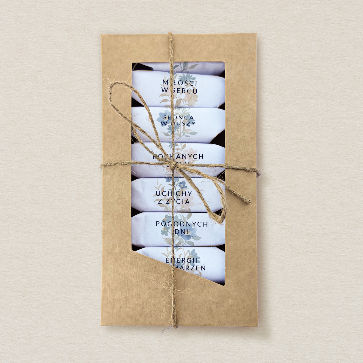 imieniny-krowki-w-ozdobnym-pudelku-wzor-2