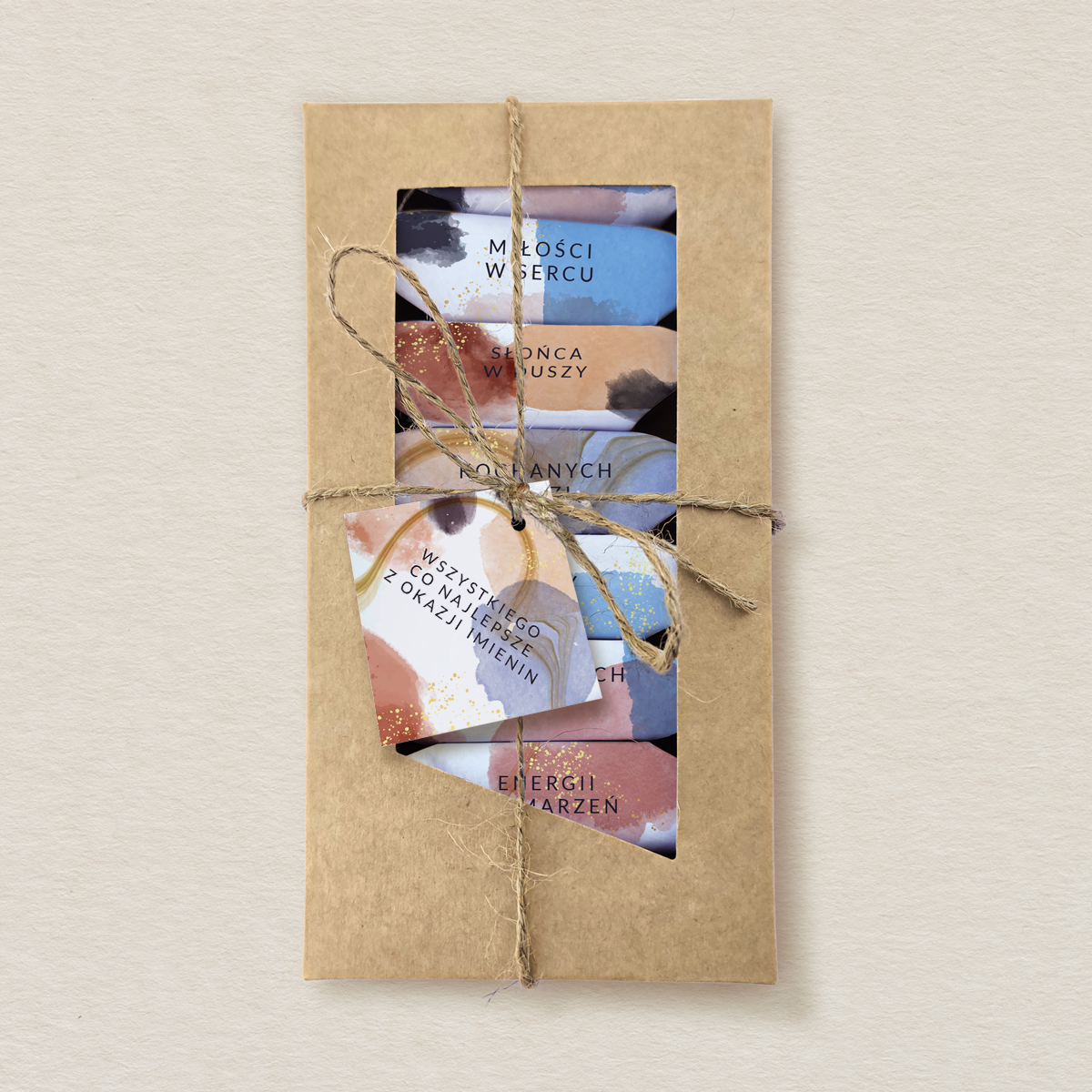 imieniny-krowki-w-ozdobnym-pudelku-z-etykieta-wzor-1