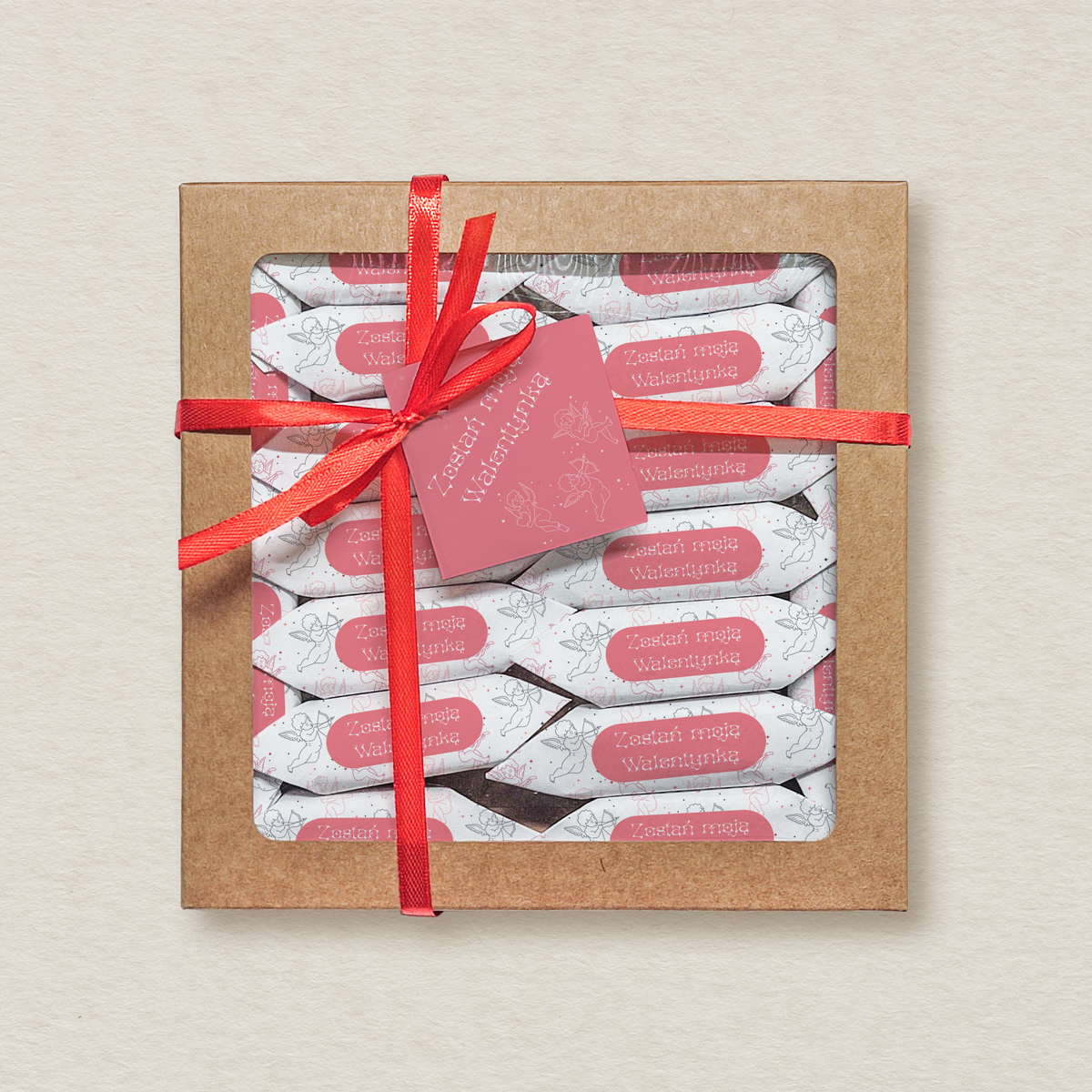Dzień Kobiet - Krówki w kwadratowym pudełku z etykietą - amorki
