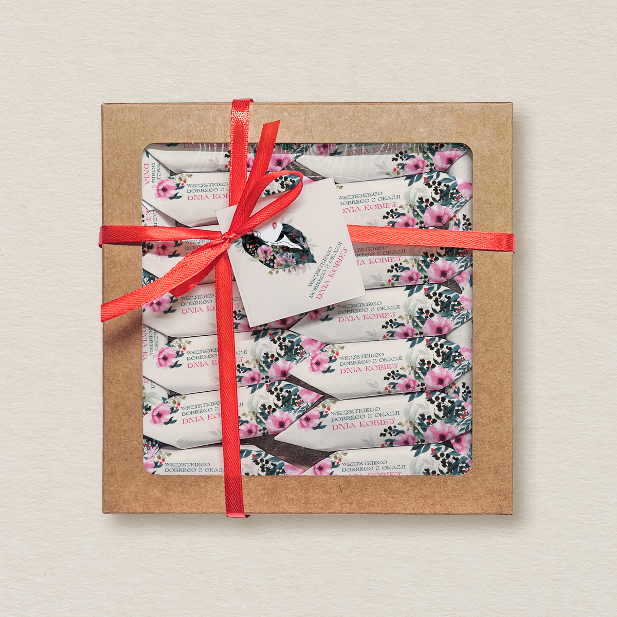 Dzień Kobiet - Krówki w kwadratowym pudełku z etykietą - Bukiet