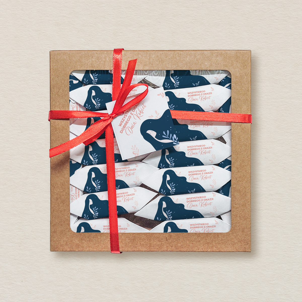 Dzień Kobiet - Krówki w kwadratowym pudełku z etykietą - Kobiece piękno