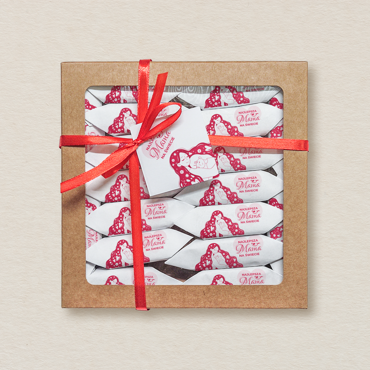 dzien-matki-krowki-w-kwadratowym-pudelku-z-etykieta-kochajaca-mama
