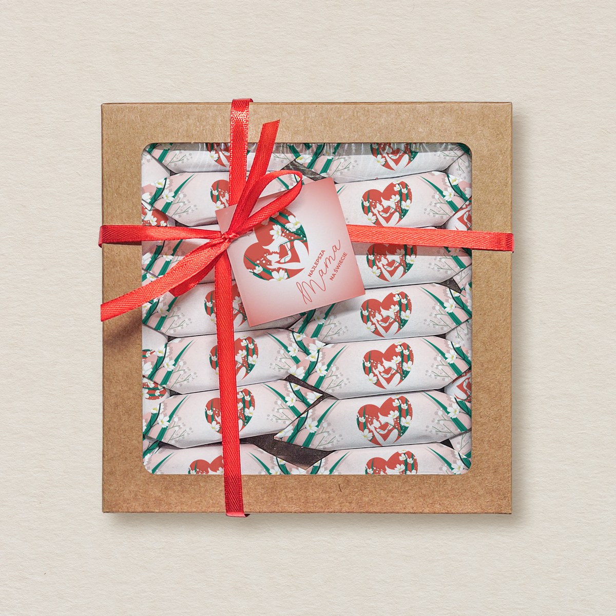 dzien-matki-krowki-w-kwadratowym-pudelku-z-etykieta-kwiatowe-serce