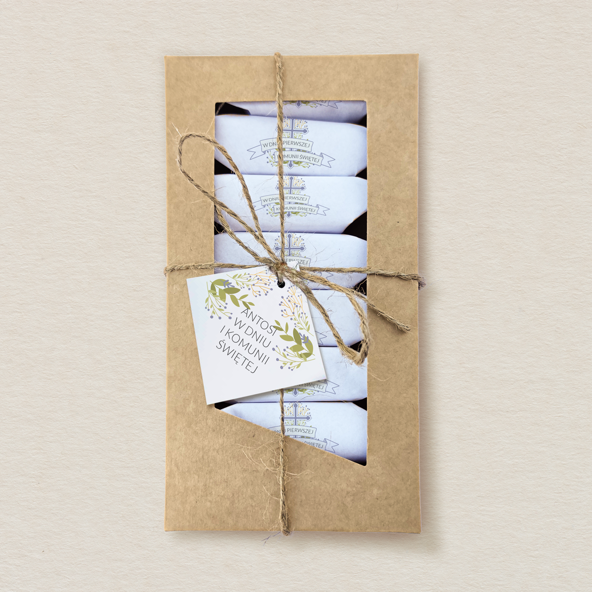 komunia-krowki-w-ozdobnym-pudelku-z-etykieta-krzyz