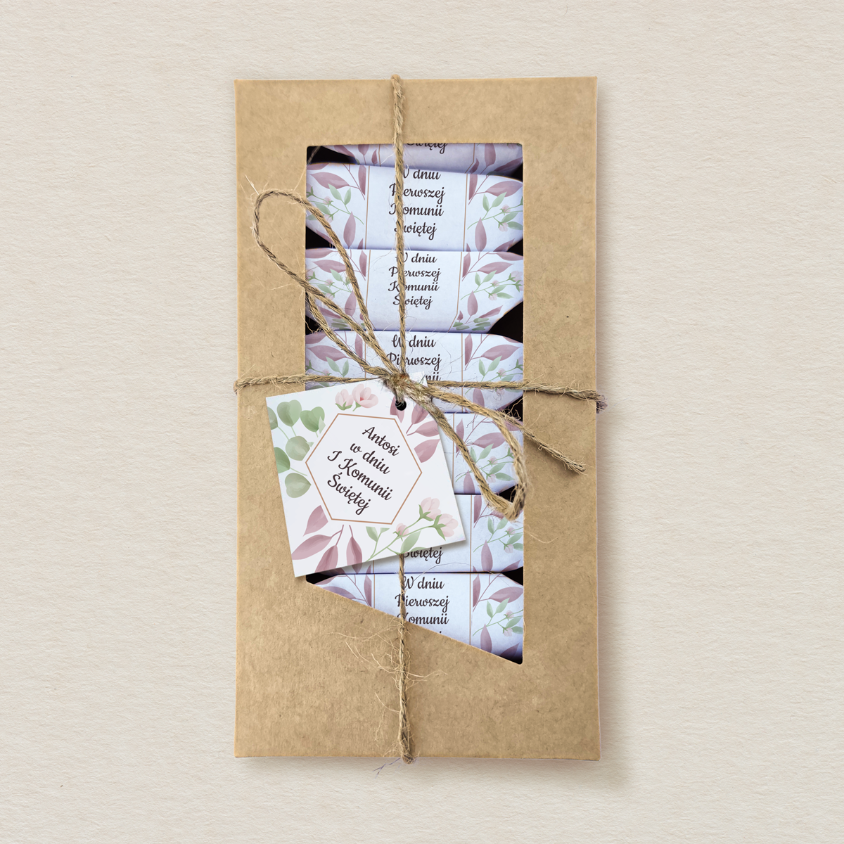 komunia-krowki-w-ozdobnym-pudelku-z-etykieta-kwiaty