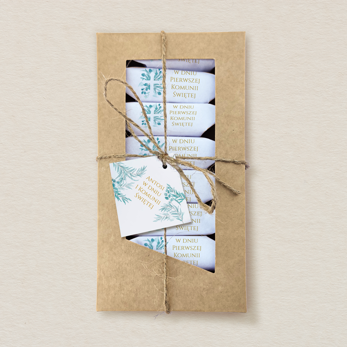 komunia-krowki-w-ozdobnym-pudelku-z-etykieta-zielone-liscie