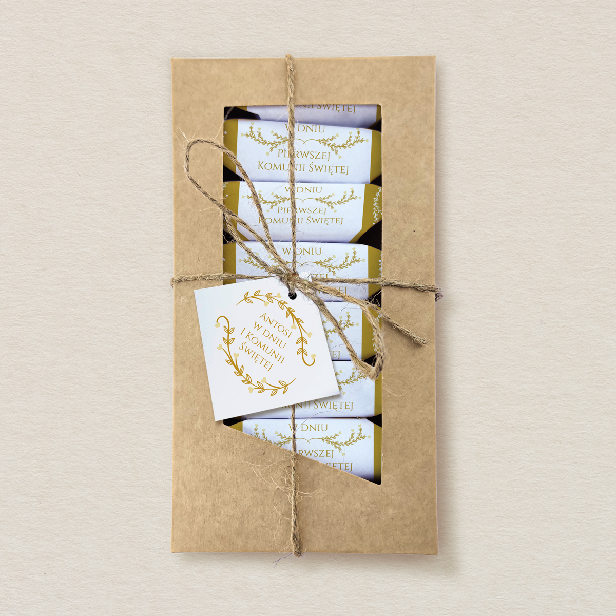 komunia-krowki-w-ozdobnym-pudelku-z-etykieta-zlote