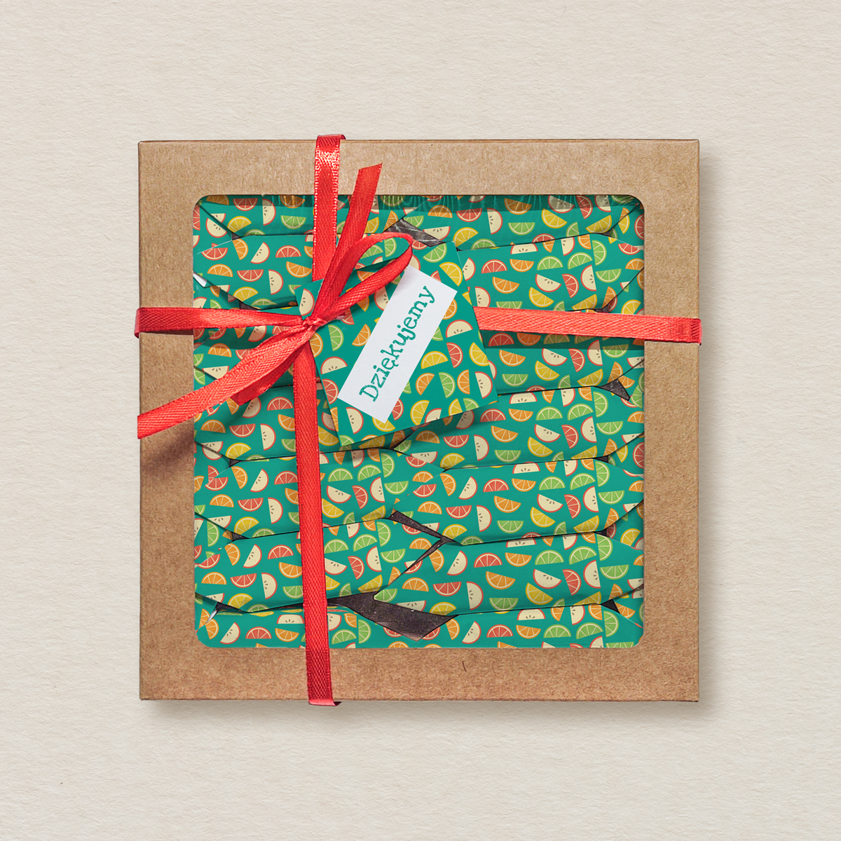 zakonczenie-roku-szkolnego-krowki-w-kwadratowym-pudelku-z-etykieta-owocki