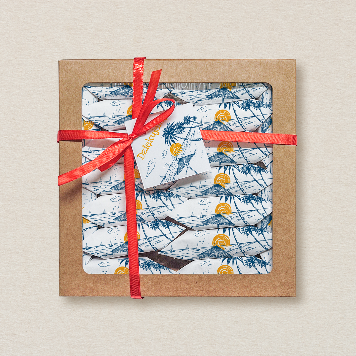 zakonczenie-roku-szkolnego-krowki-w-kwadratowym-pudelku-z-etykieta-plaza