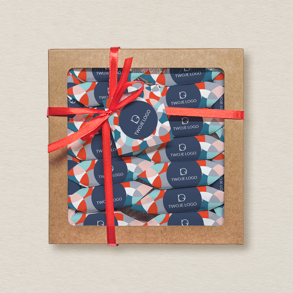 krowki-w-kwadratowym-pudelku-z-etykieta-firmowe-kolorowe