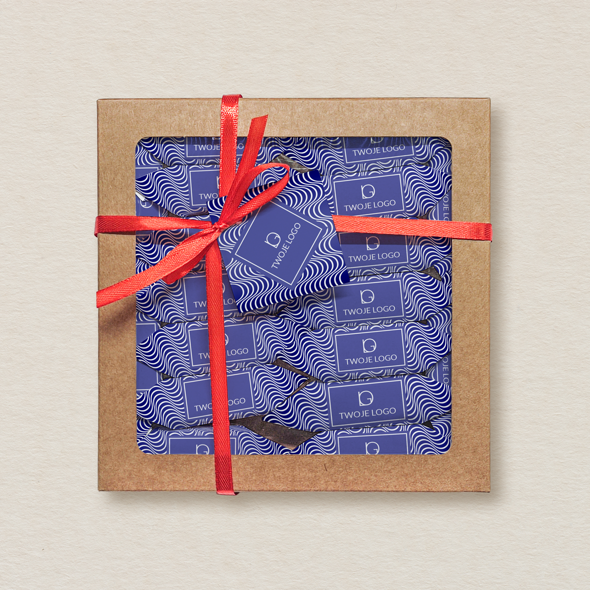 krowki-w-kwadratowym-pudelku-z-etykieta-firmowe-niebieskie