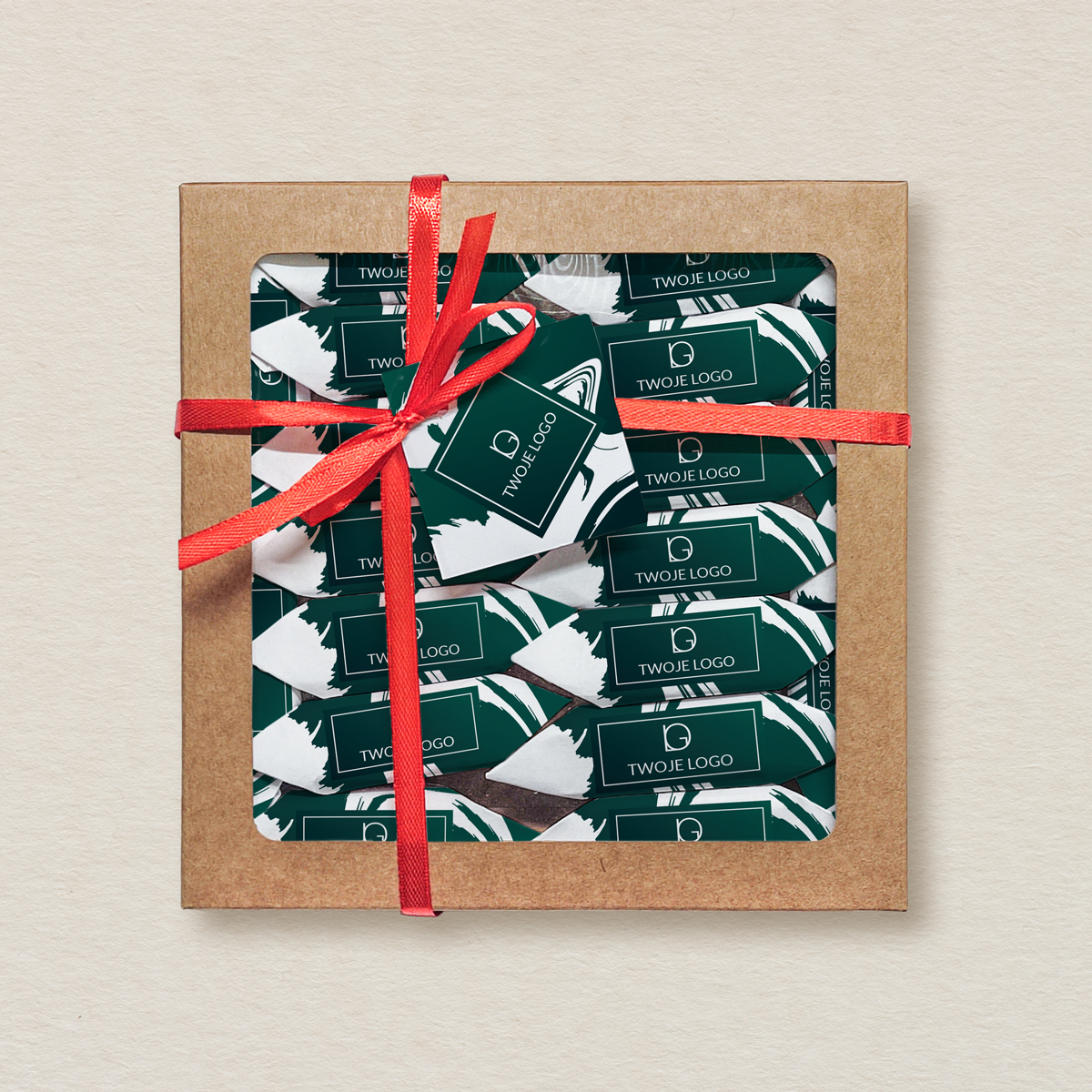 krowki-w-kwadratowym-pudelku-z-etykieta-firmowe-zielone