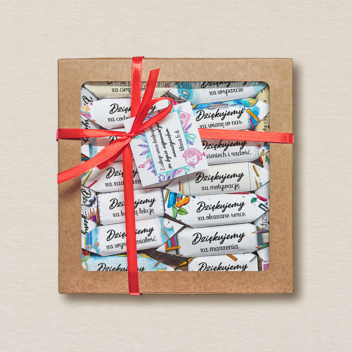 krowki-w-kwadratowym-pudelku-z-etykieta-firmowe-niebieskie-kopia