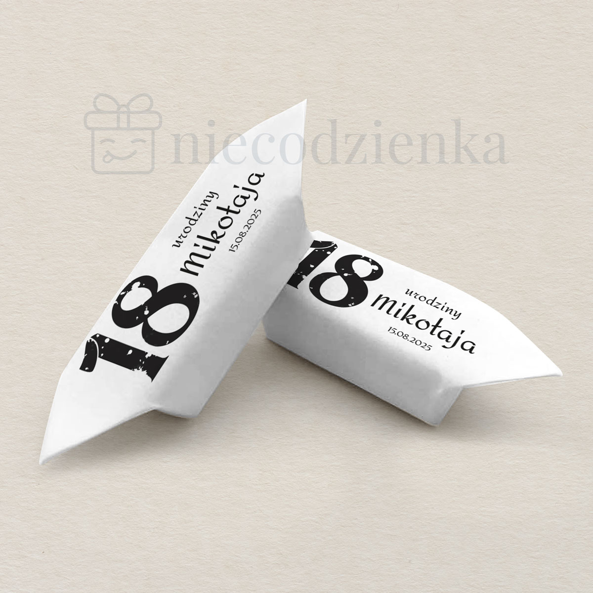 krowki-urodzinowe-18-biale-z-czarnym-akcentem