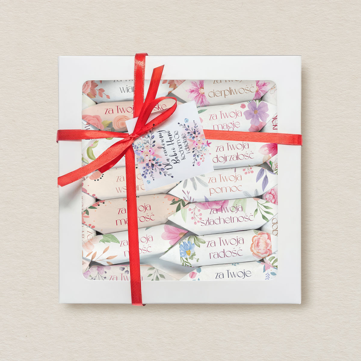 dzien-babci-krowki-z-zyczeniami-w-kwadratowym-pudelku