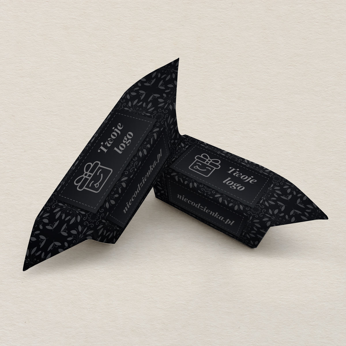 krowki-firmowe-z-logo-dark-pattern-premium