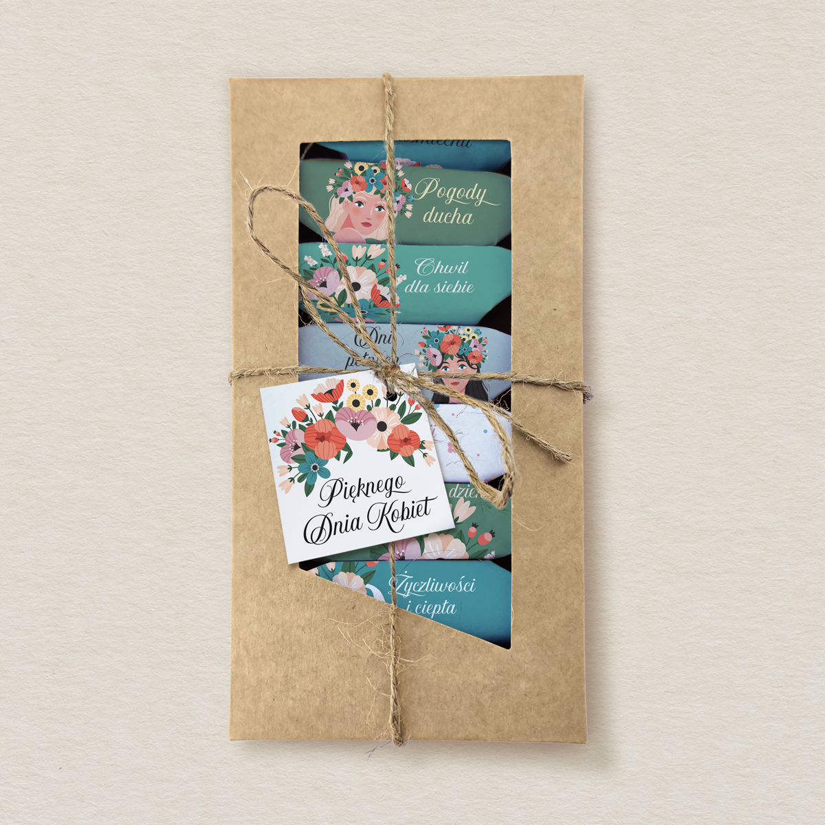 dzien-kobiet-krowki-w-ozdobnym-pudelku-kwiatowe-zyczenia