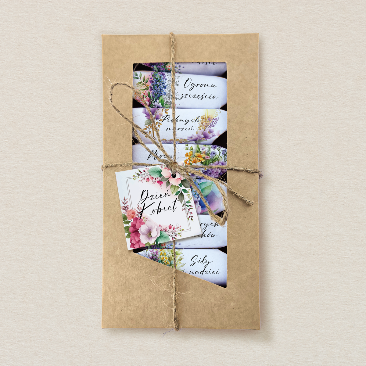 dzien-kobiet-krowki-w-ozdobnym-pudelku-kwiatowa-elegancja