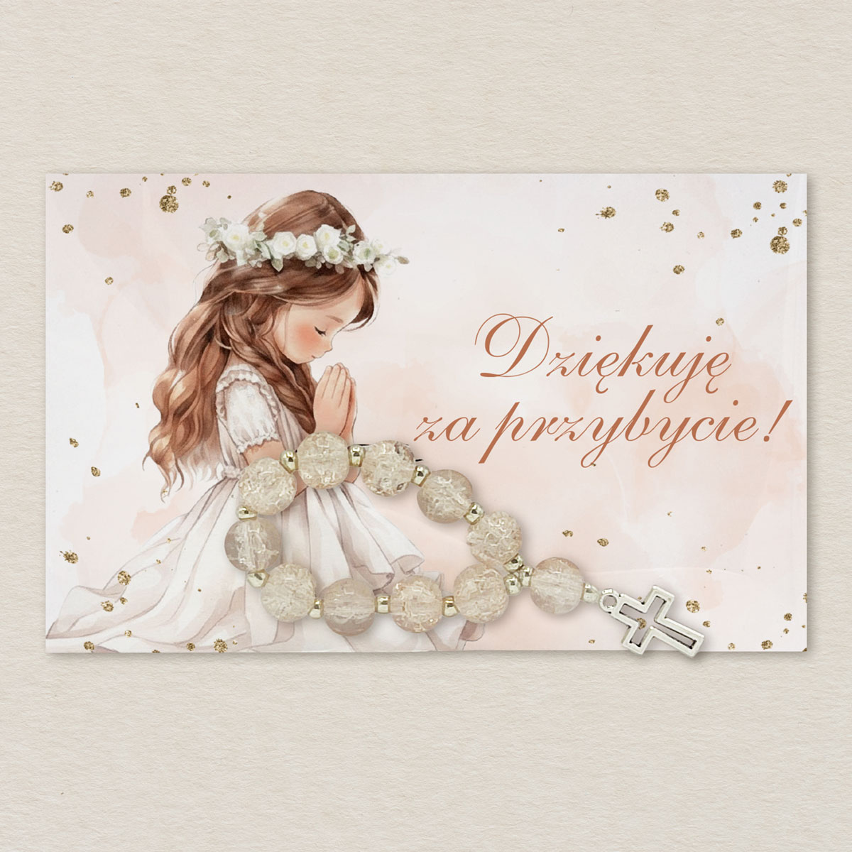 rozaniec-z-karteczka-dziewczynka-w-modlitwie