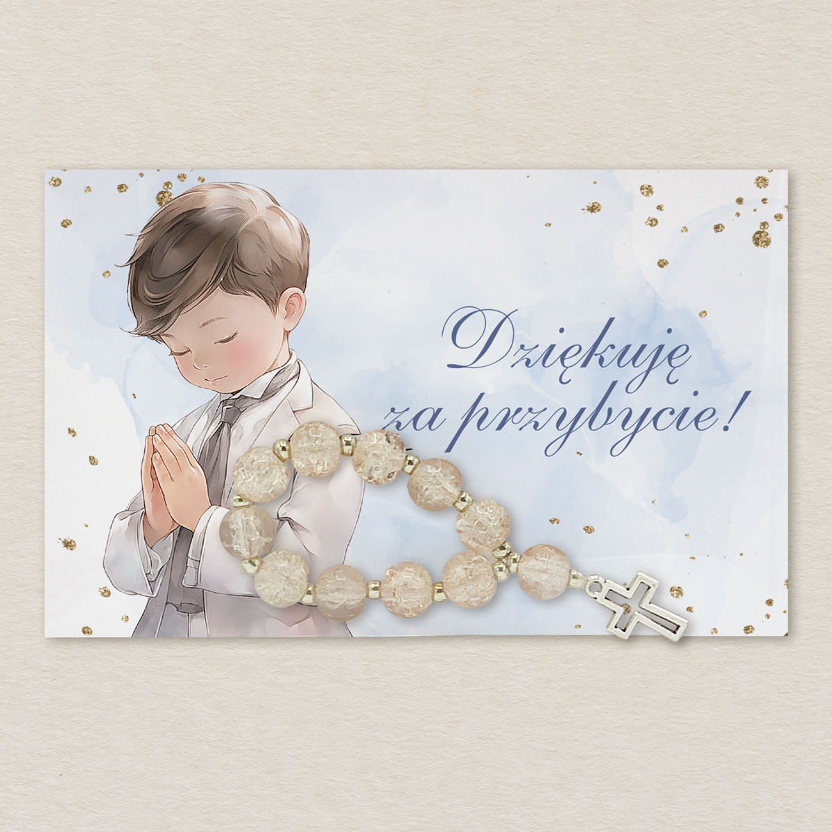 rozaniec-z-karteczka-chlopiec-w-modlitwie