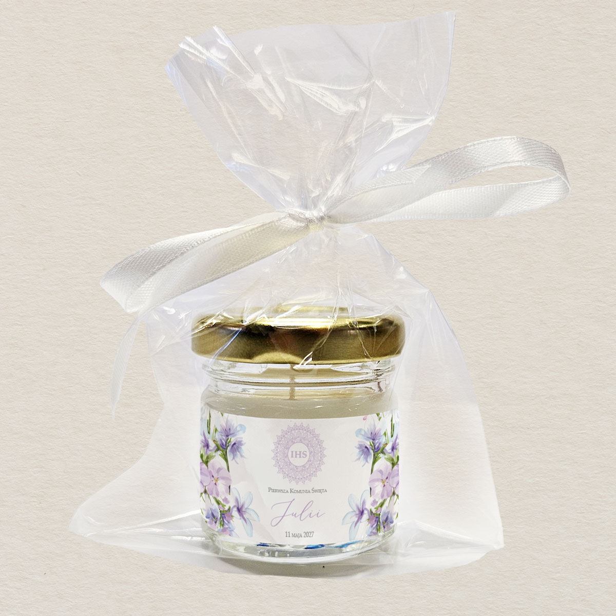 swieczka-komunijna-podziekowanie-dla-gosci-fioletowe-kwiaty-komunijne